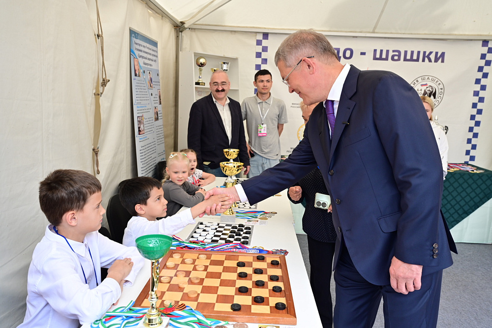 Глава Башкирии ознакомился с экспозициями фестиваля «Айда/Әйҙә играть»