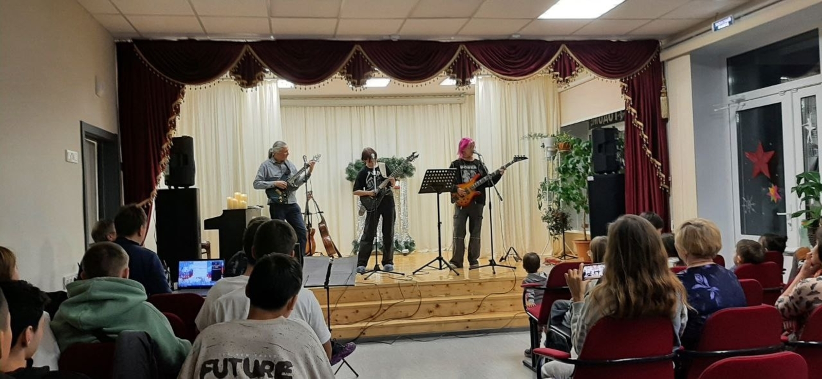 «Песни под гитару» в Русско-Юрмашском клубе: традиция, объединяющая таланты