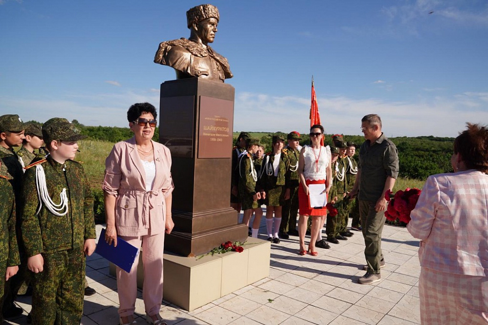В ЛНР открыли памятник комдиву Минигали Шаймуратову