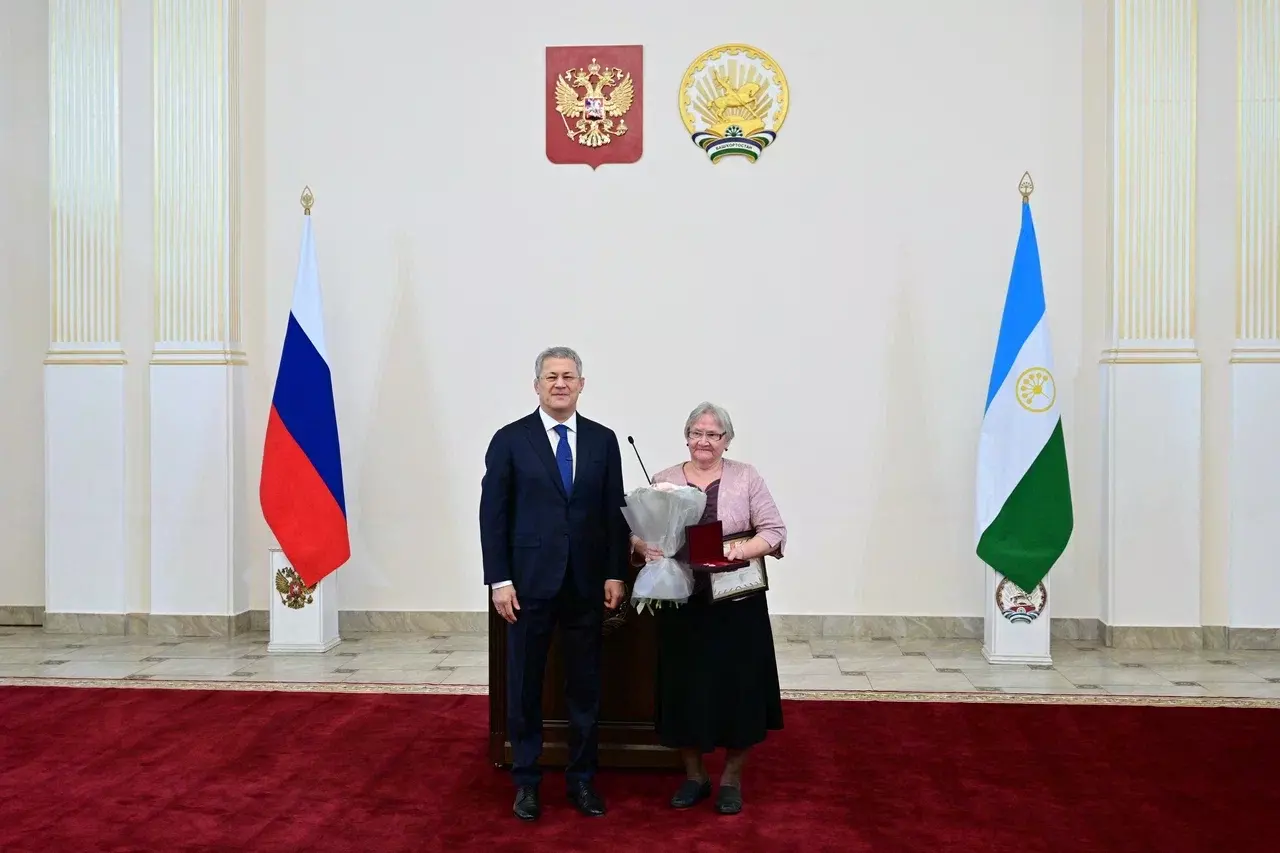 Радий Хабиров вручил медаль  «Мать-героиня» Равиле Таминдаровой из Дмитриевки