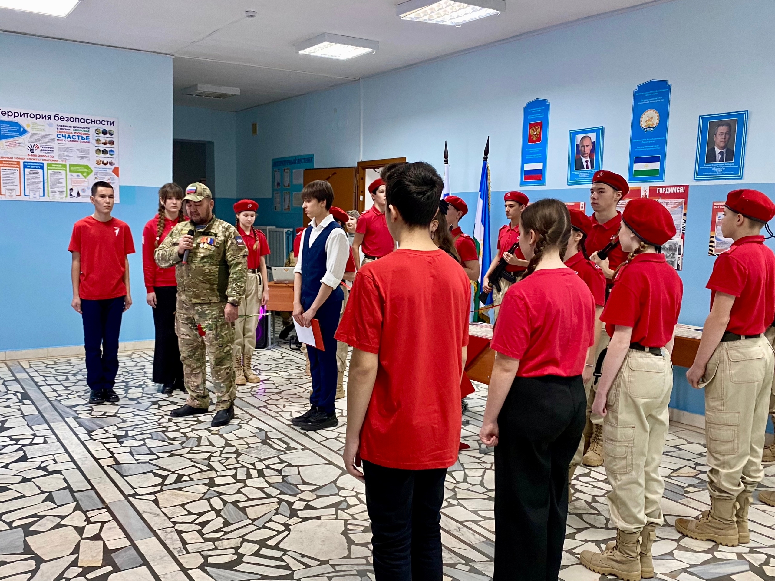 В школе Уфимского района открыли «Парту Героя» в честь выпускников-защитников