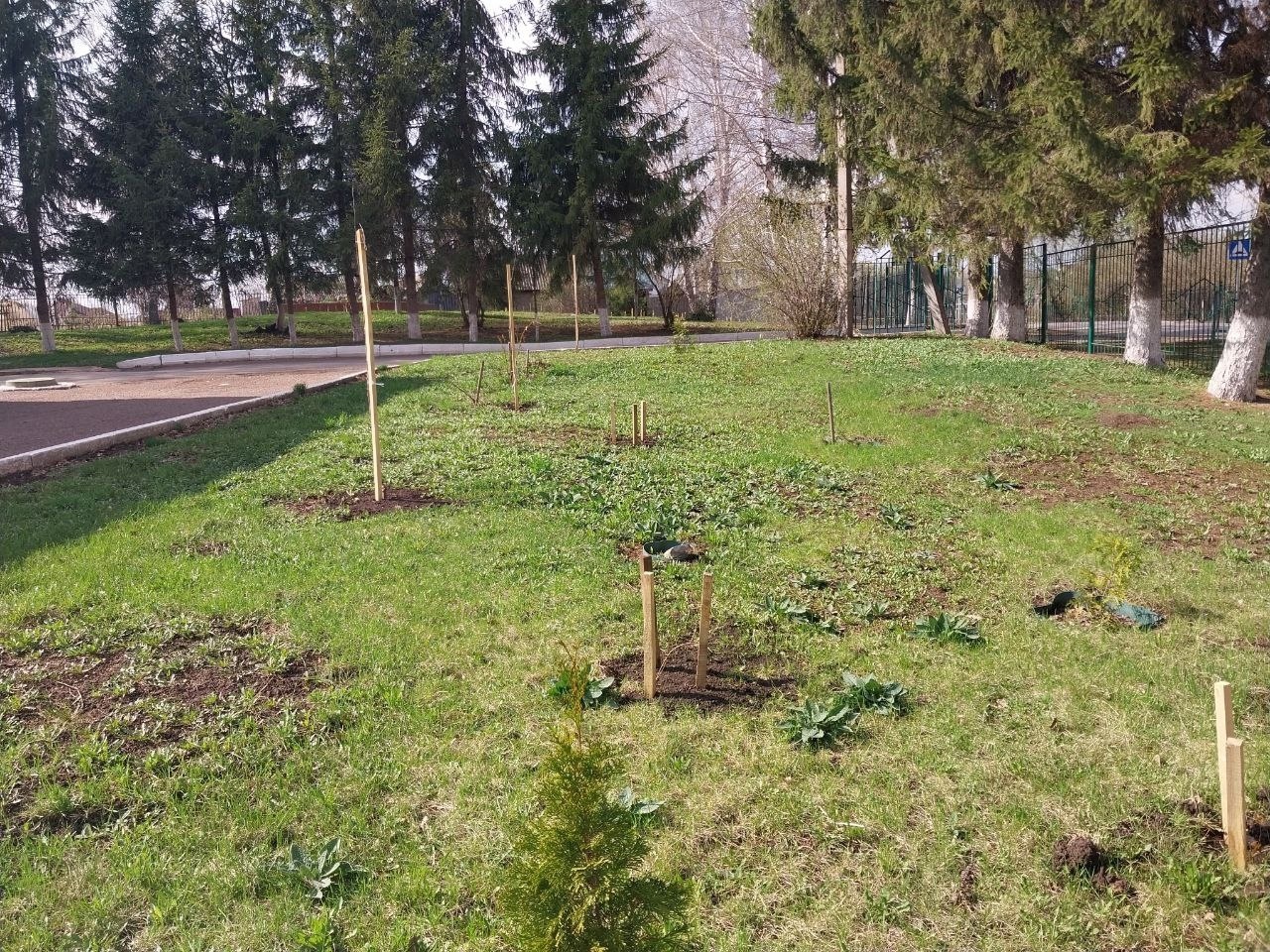 В Русском Юрмаше школьники превратили территорию школы в цветущий «город-сад»