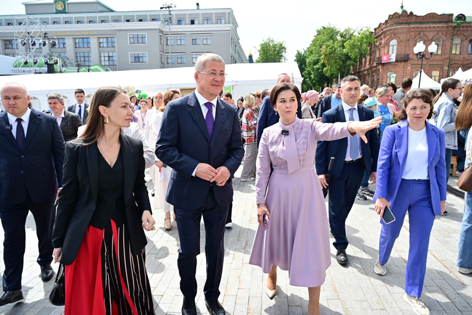 Глава Башкирии ознакомился с экспозициями фестиваля «Айда/Әйҙә играть»