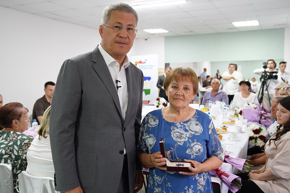 Радий Хабиров вручил ордена генерала Шаймуратова семьям погибших героев СВО
