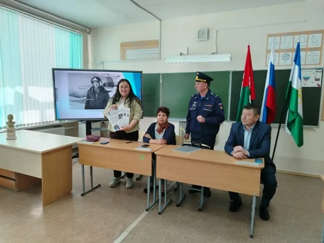 В Жуковской школе прошла встреча с военным лётчиком Анваром Сафиуллиным