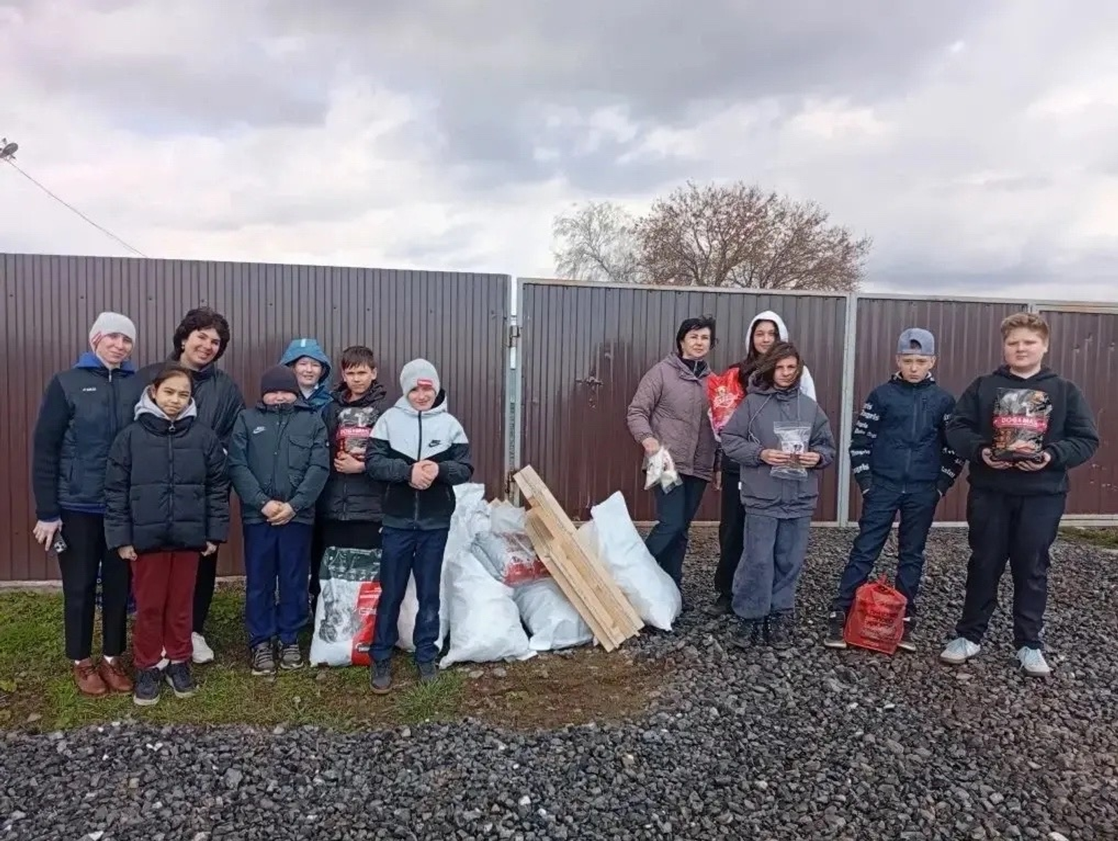 Учащиеся школы «Гармония» построили будки для животных в Кармасане