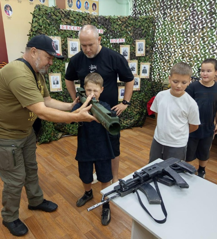 «Дед Майор» передал трофейный гранатомёт школьному музею в Уфимском районе