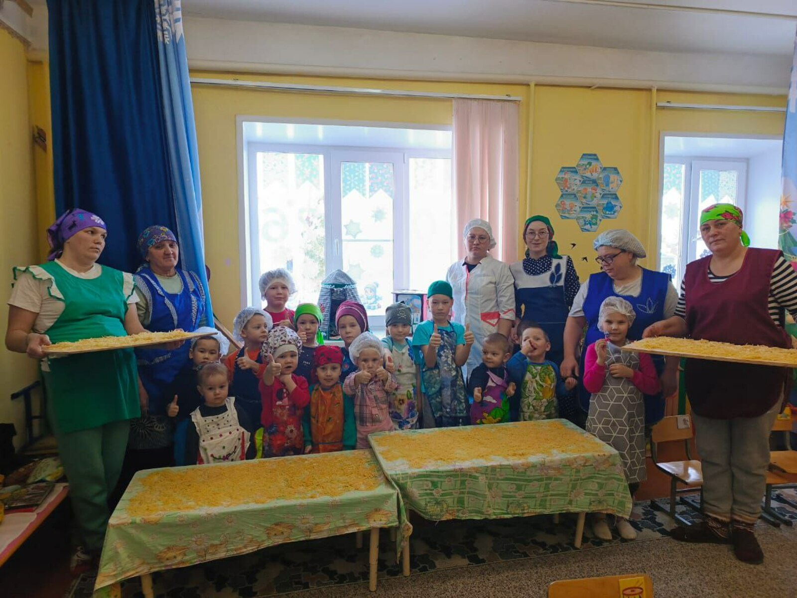 Домашняя лапша от сельчан: детский сад «Карлугач» передает привет бойцам СВО