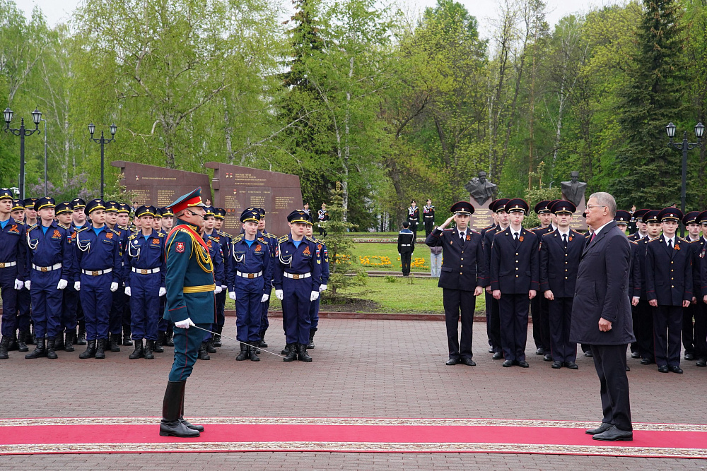 Радий Хабиров возложил венок Славы к Вечному огню в парке Победы