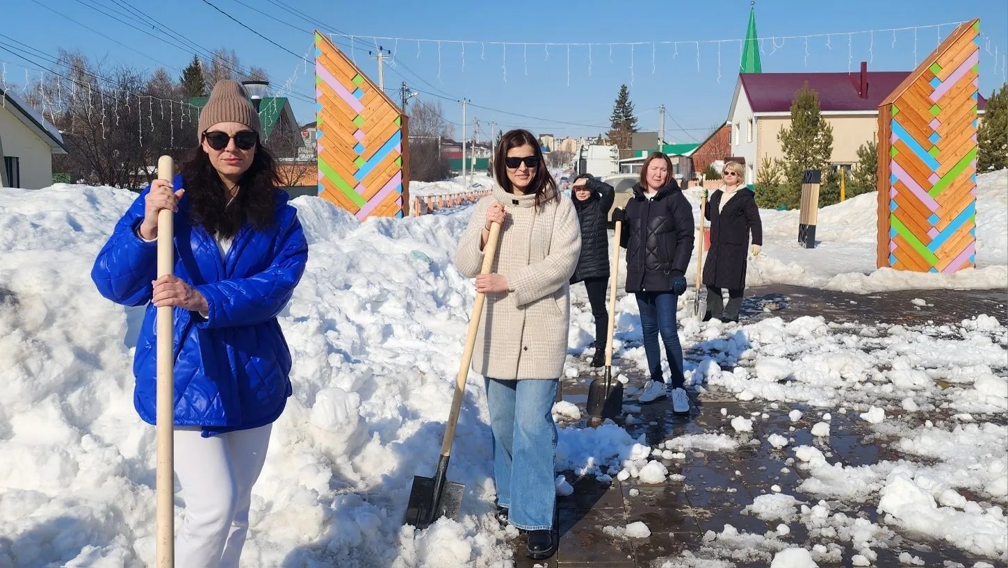 В Михайловке провели весеннюю уборку: на субботник вышли всем селом