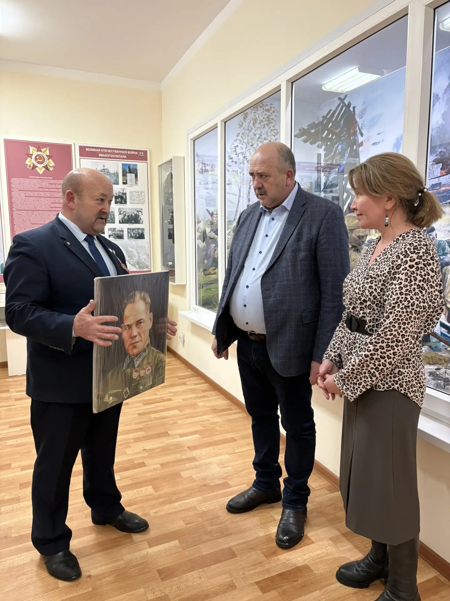 Марат Усманов передал портрет Минигали Шаймуратова в музей Уфимского района