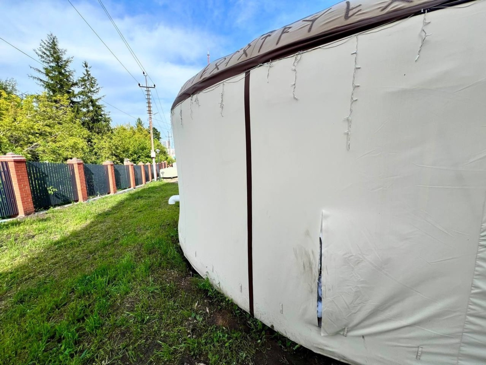В Уфе вандалы повредили новую юрту возле Водонапорной башни