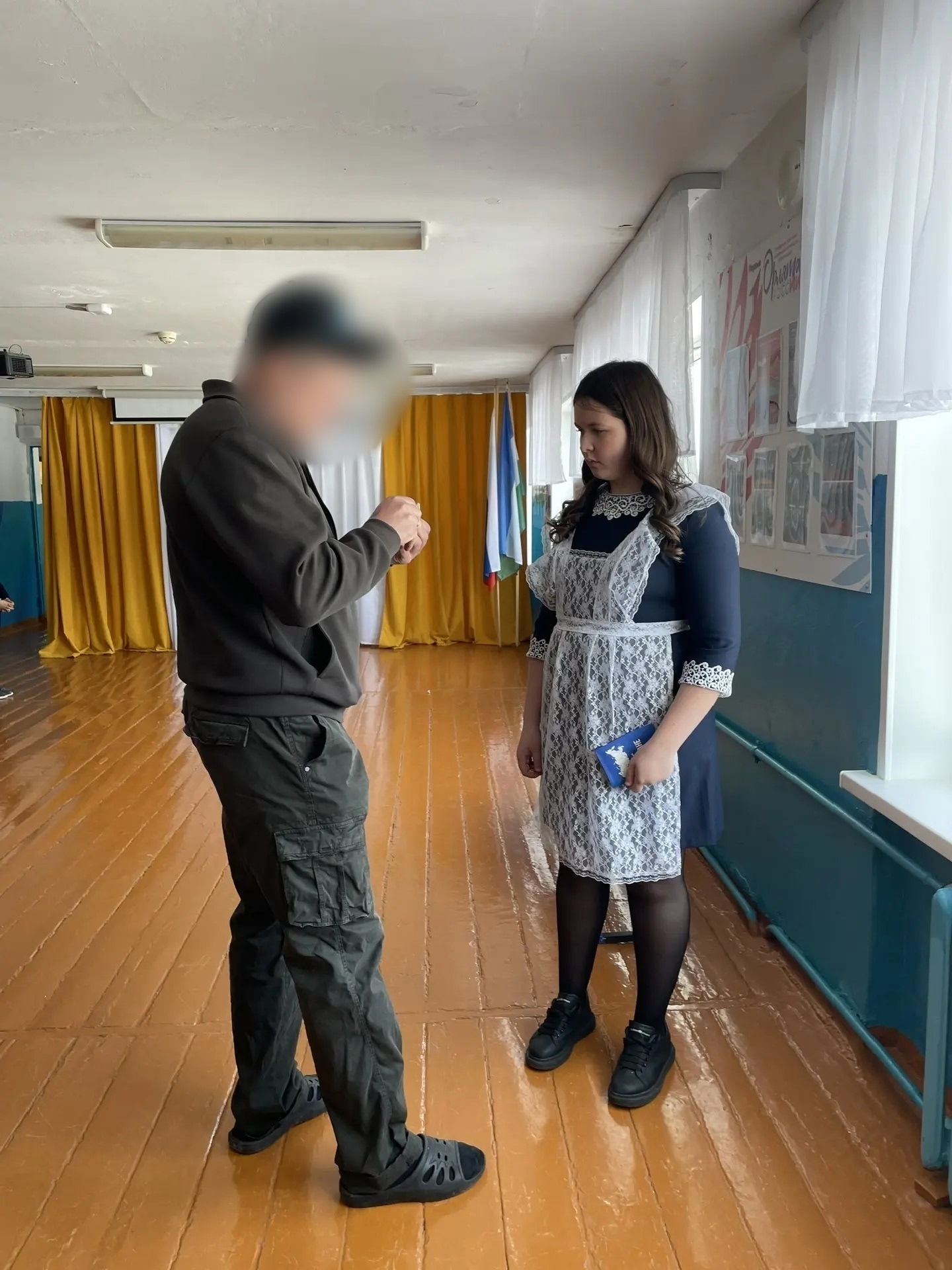 В школе Уфимского района участник СВО вручил первый паспорт восьмикласснице