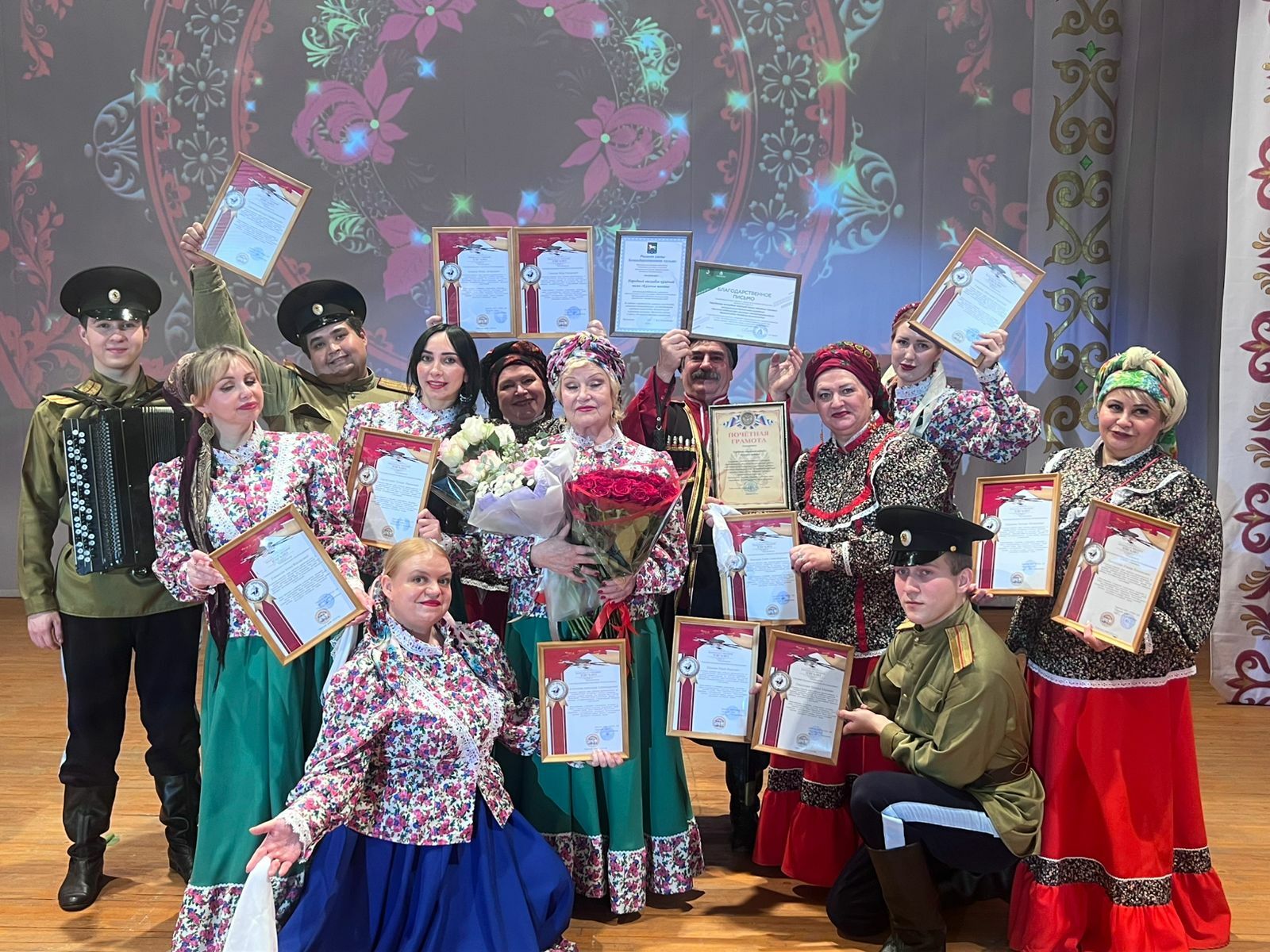 Дарят песни на радость людям