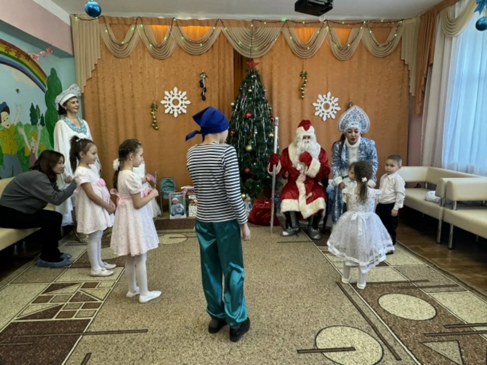 Воспитанникам социального приюта в Уфимском районе подарили новогоднюю сказку