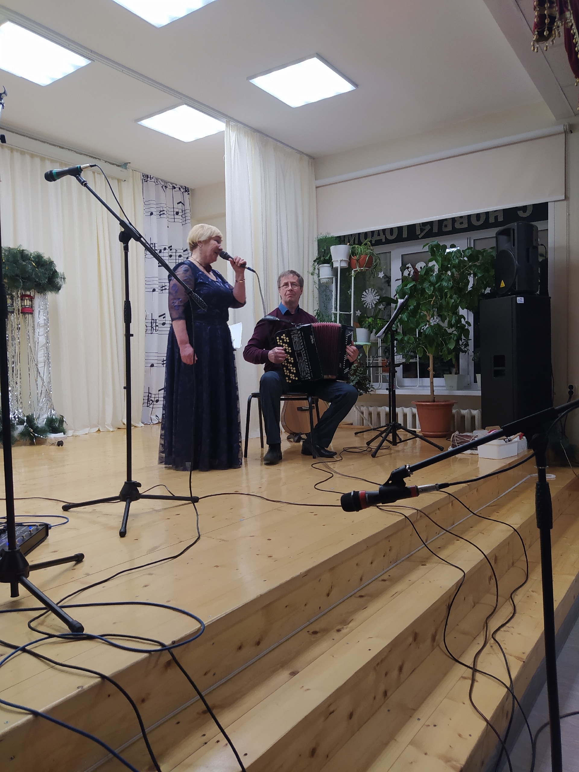 «Песни под гитару» в Русско-Юрмашском клубе: традиция, объединяющая таланты