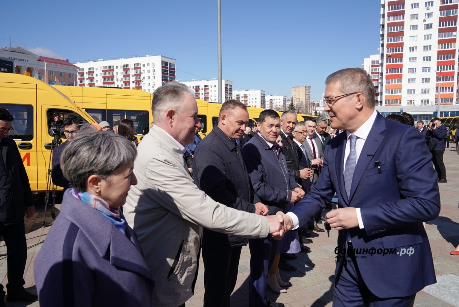 Радий Хабиров передал ключи от новых автобусов 44 школам из 31 района Башкирии
