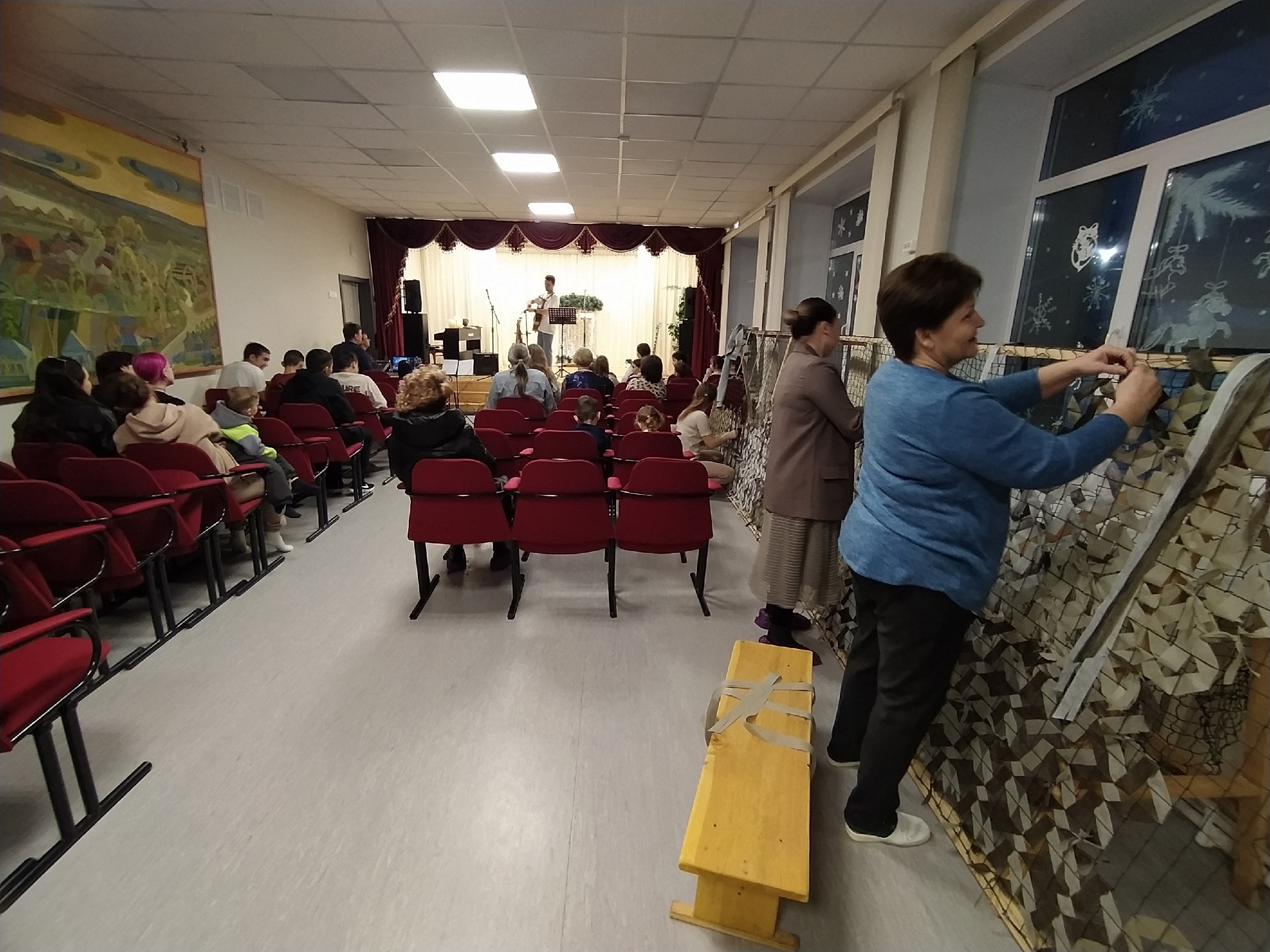 «Песни под гитару» в Русско-Юрмашском клубе: традиция, объединяющая таланты