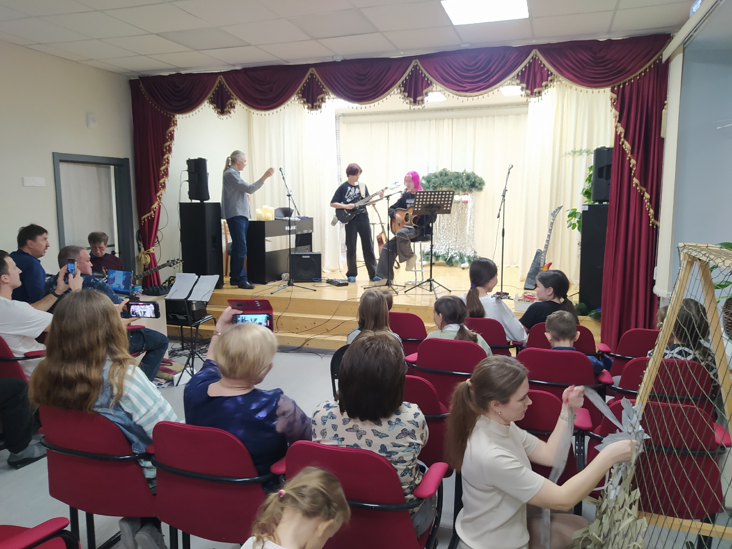 «Песни под гитару» в Русско-Юрмашском клубе: традиция, объединяющая таланты