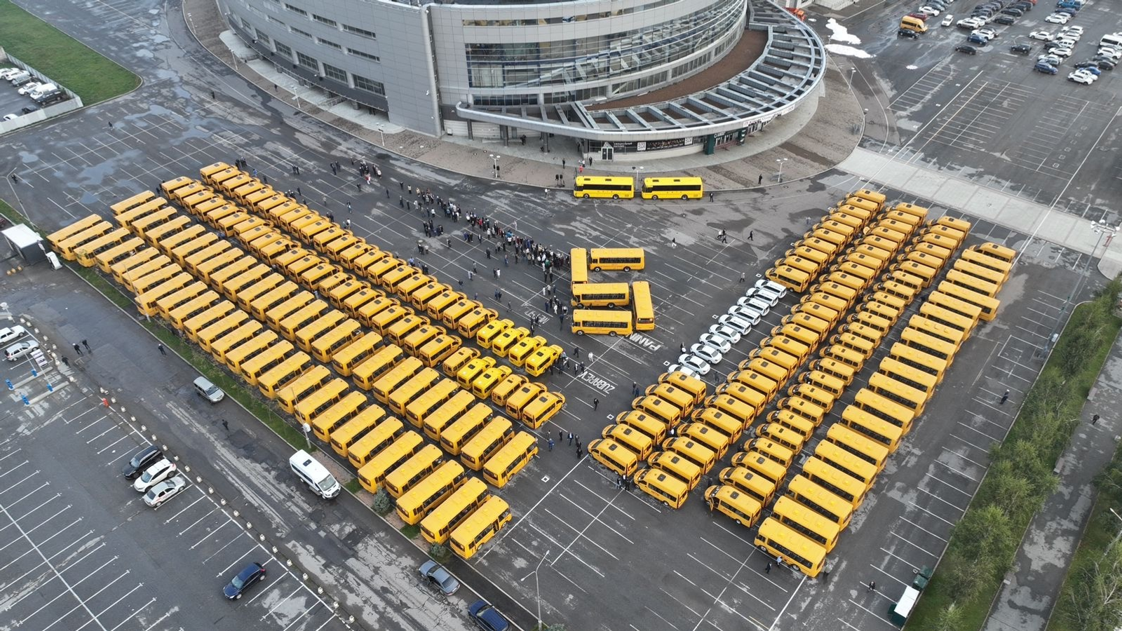 Школы Башкирии получили рекордное количество автобусов и автомобилей