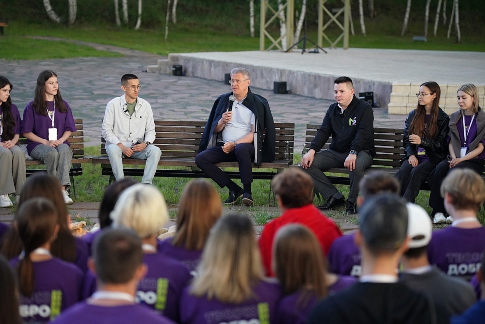 Глава Башкортостана встретился с волонтерами республики