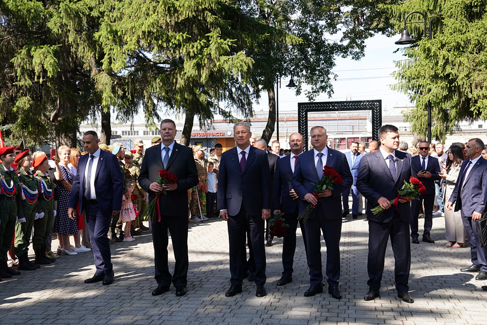 Радий Хабиров возложил цветы к памятнику Николаю Гастелло в Уфе